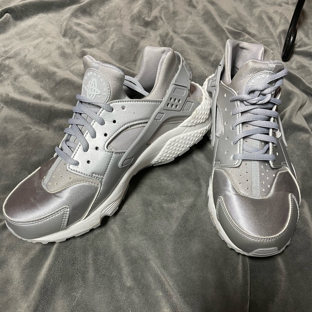 Nike silver Huarache’s 8.5